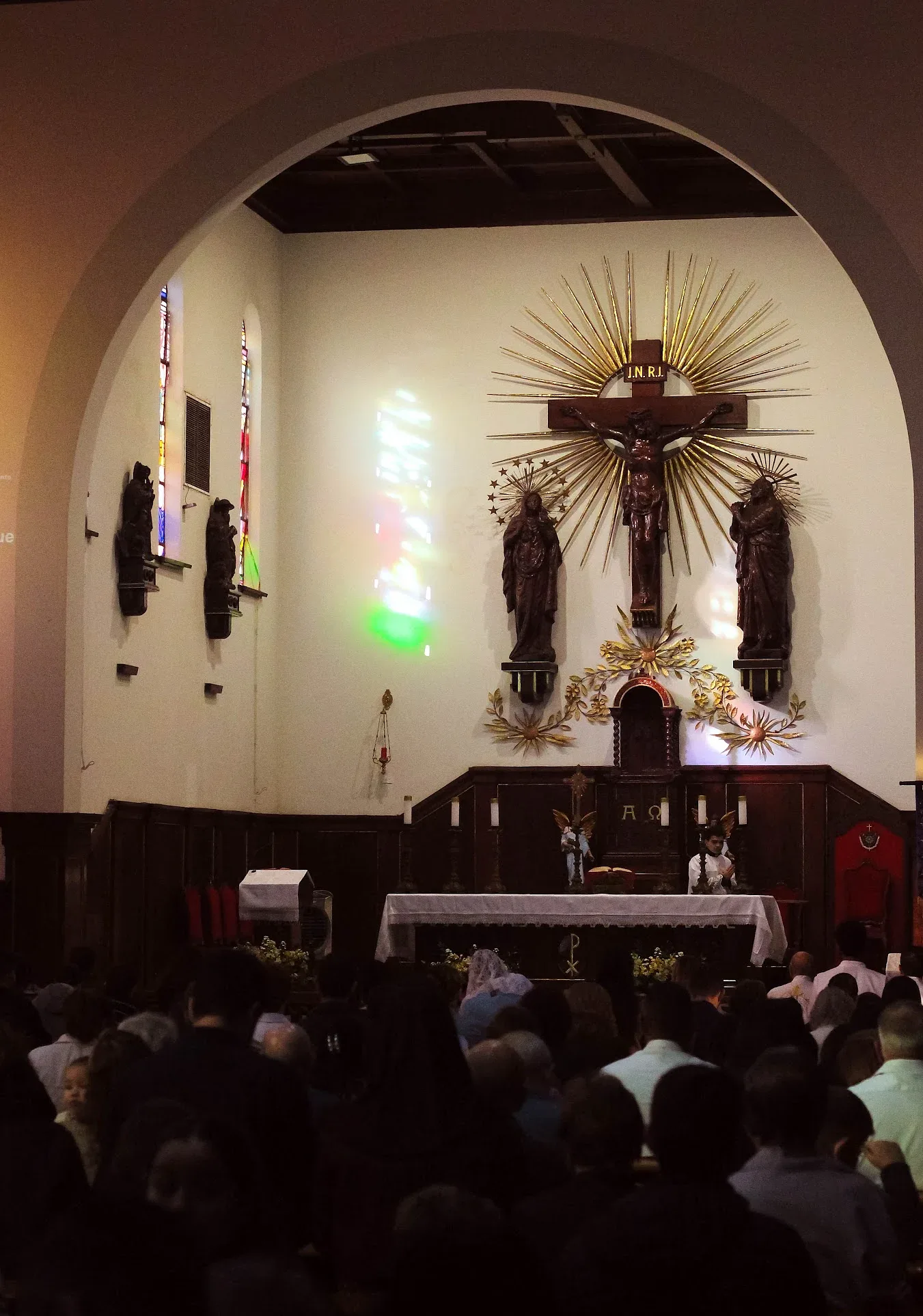 Altar e assembleia na Igreja Rainha dos Apóstolos durante Corpus Christi